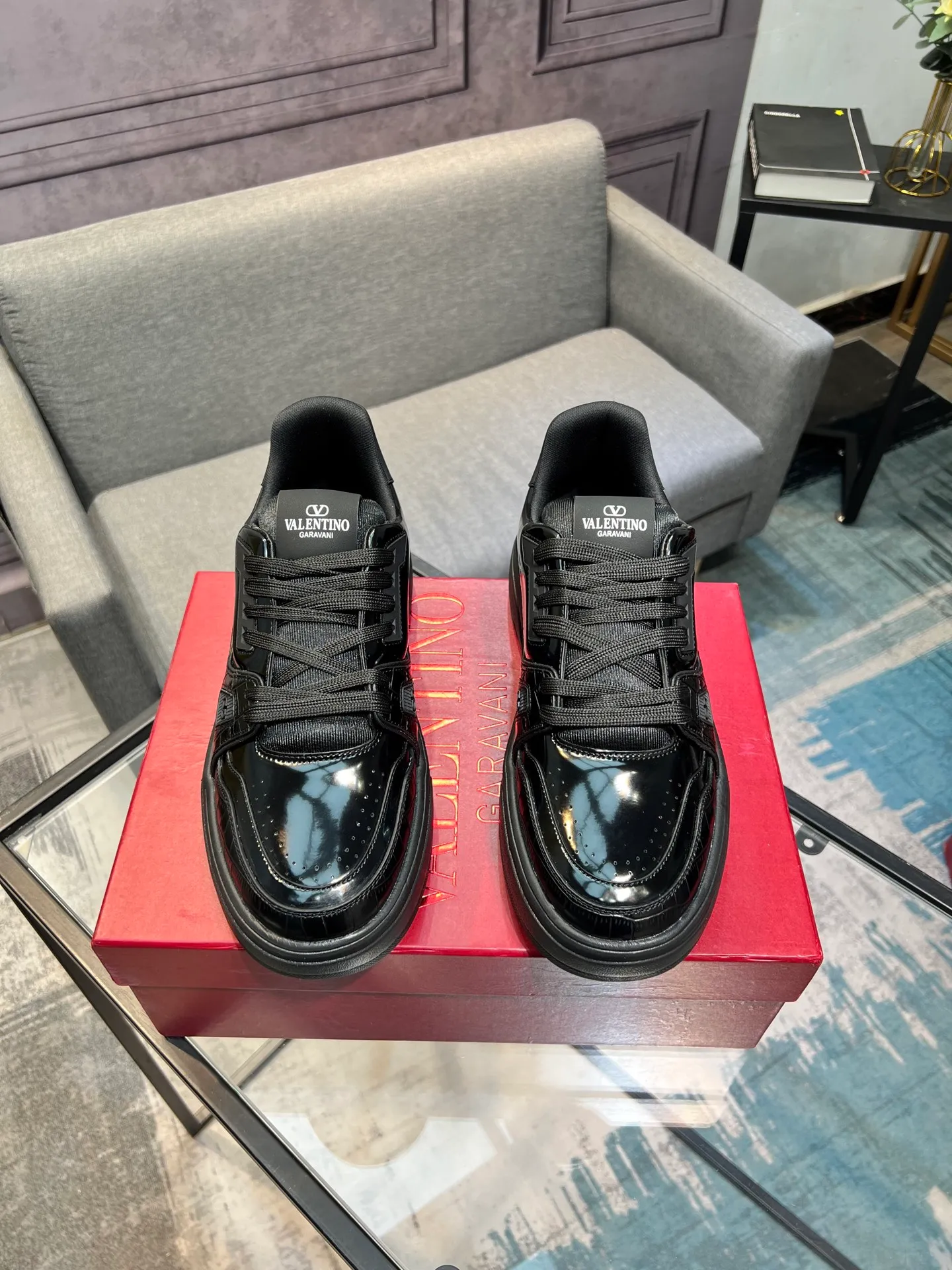 Men's men's shoes 💰660 𝑽𝒂𝒍𝒆𝒏𝒕𝒊𝒏𝒐 Valentino 𝑶𝒏𝒆𝑺𝒕𝒖𝒅 Couple's sneaker series Valentino 2025 latest couple's sneakers, celebrity style, hot sale. The original ZP was purchased and dismantled. Repeated pattern making and modification. I strive to restore the original version 1:1! Top luxury masterpiece, soft and comfortable, combining fashion and leisure, bringing excellent elegant texture and excellent on-foot comfort. Top purchase version upper: imported calfskin surface/original oil edge craftsmanship. Inner: water-dyed cowhide lining. Outsole: original development 𝐓𝐏𝐔 two-color combination outsole. Packaging: original configuration complete package. Code number: 35-44 yards. 34.45 can be customized. Can be customized (self-labeled-no label) order.